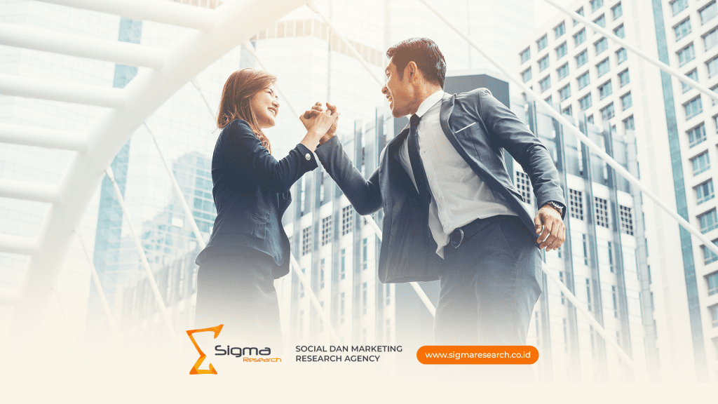 Dua profesional bisnis saling tos dengan ekspresi sukses di tengah kota untuk mengubah kelemahan bisnis jadi kekuatan