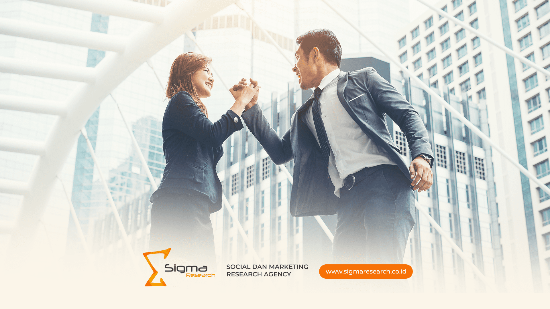 Dua profesional bisnis saling tos dengan ekspresi sukses di tengah kota untuk mengubah kelemahan bisnis jadi kekuatan